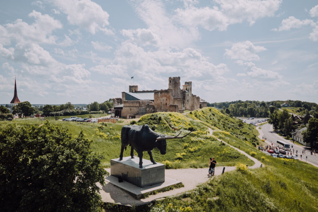 Droonikaader Rakvere Tarvase Skulptuurist, mille taustal kõrgub Rakvere Linnus