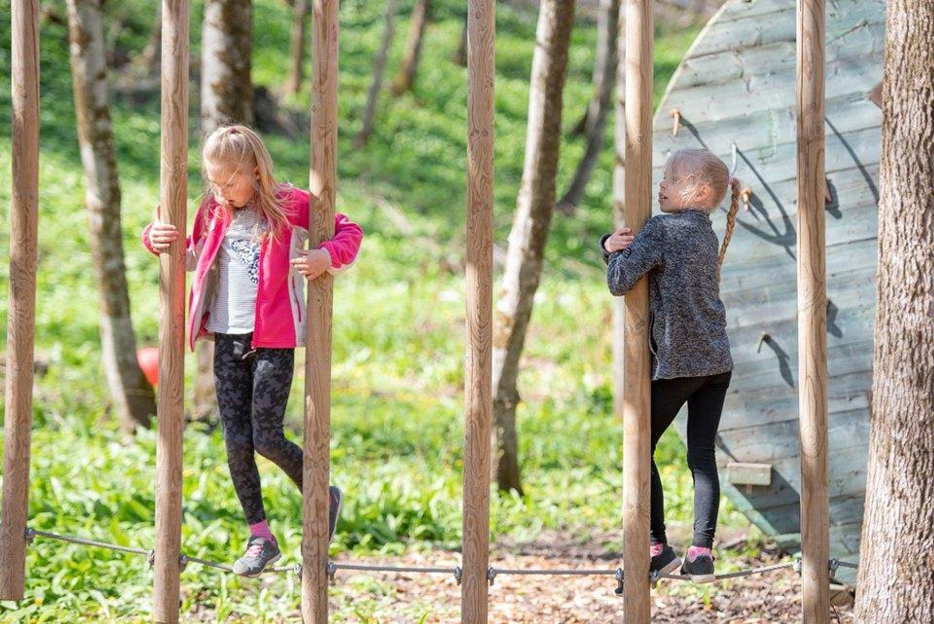 Autor: Delfi meedia, Seikle Eestis Kui pere noorim tahab minna seiklusparki, keskmine loodust avastada, vanim SPA-s lõõgastuda ja vanemad tutvuda muuseumidega, 