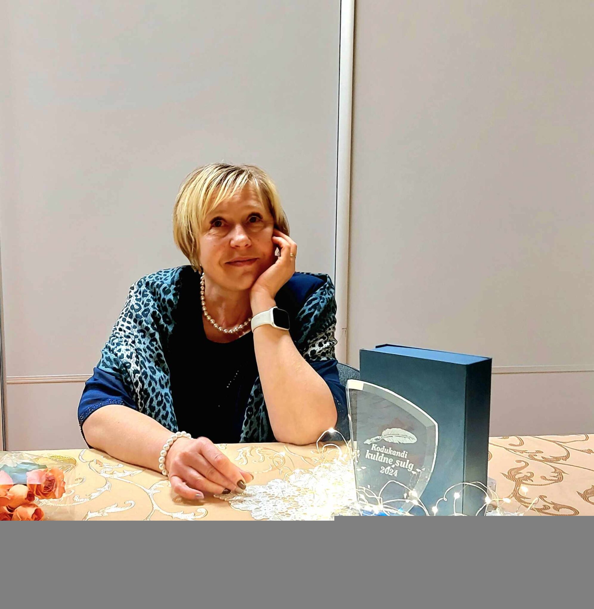 Tiina Alavere Kodukandi tunnusmärgiga. Foto Sirli Vahula.jpg